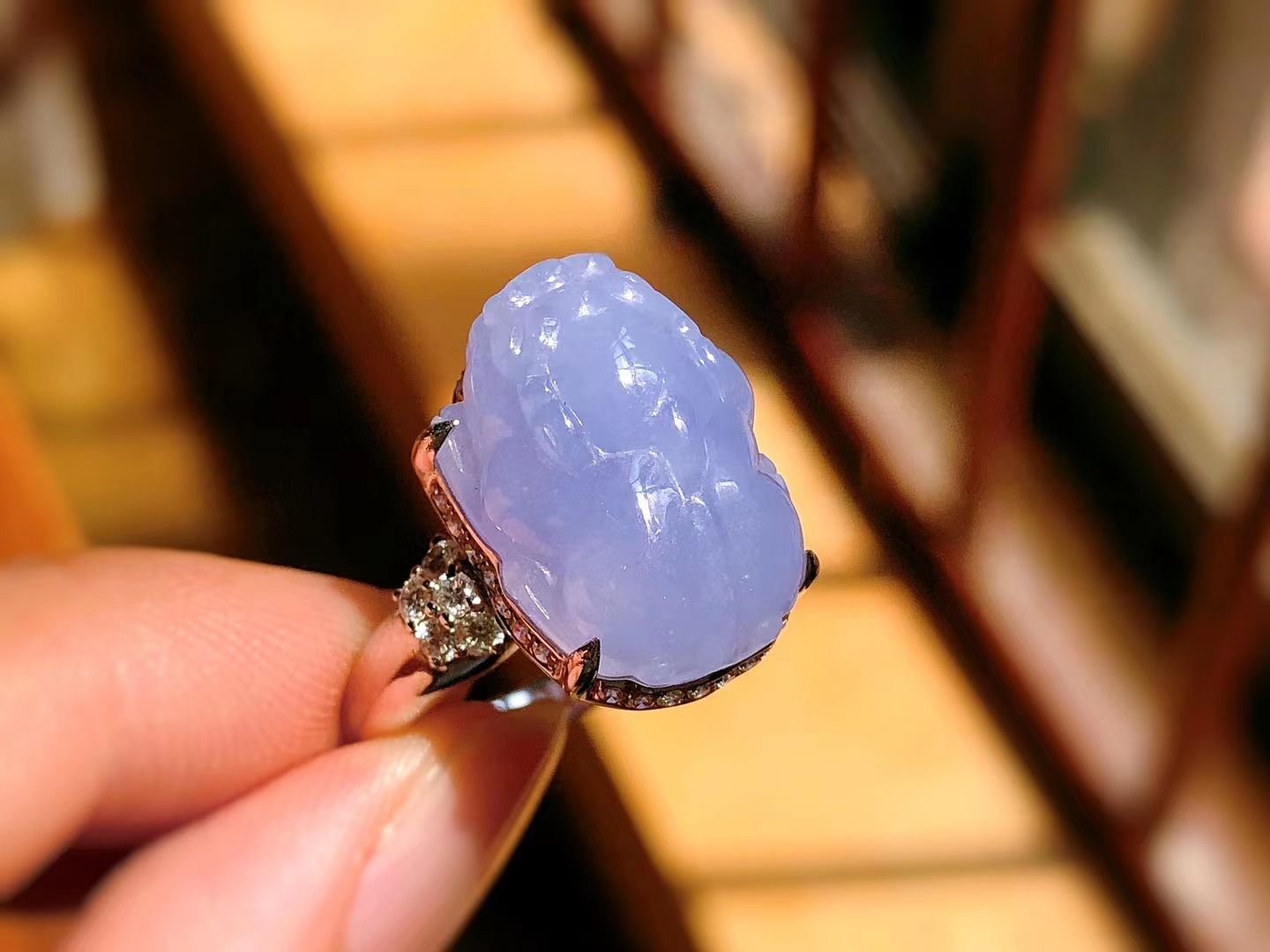 紫罗兰翡翠见光死什么意思，看完你就懂了