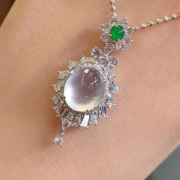 翡翠吊坠该如何挑选？教你这几招购买翡翠吊坠不踩坑！