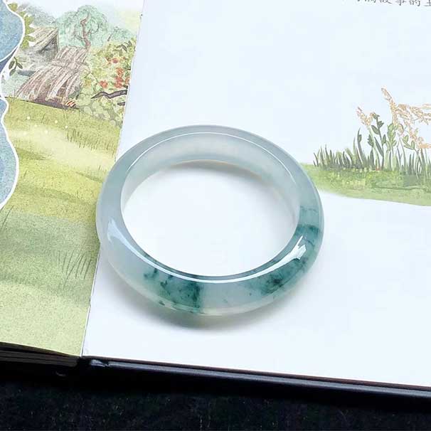 怎样更加专业的选购翡翠？