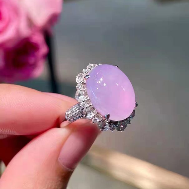 女性人群如何挑选适合自己的翡翠戒指