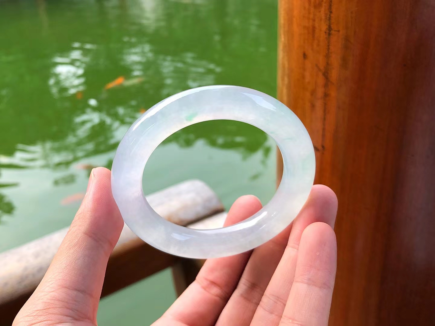 如何保养翡翠手镯？