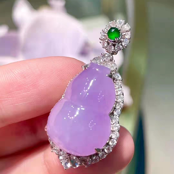 如何购买翡翠吊坠？