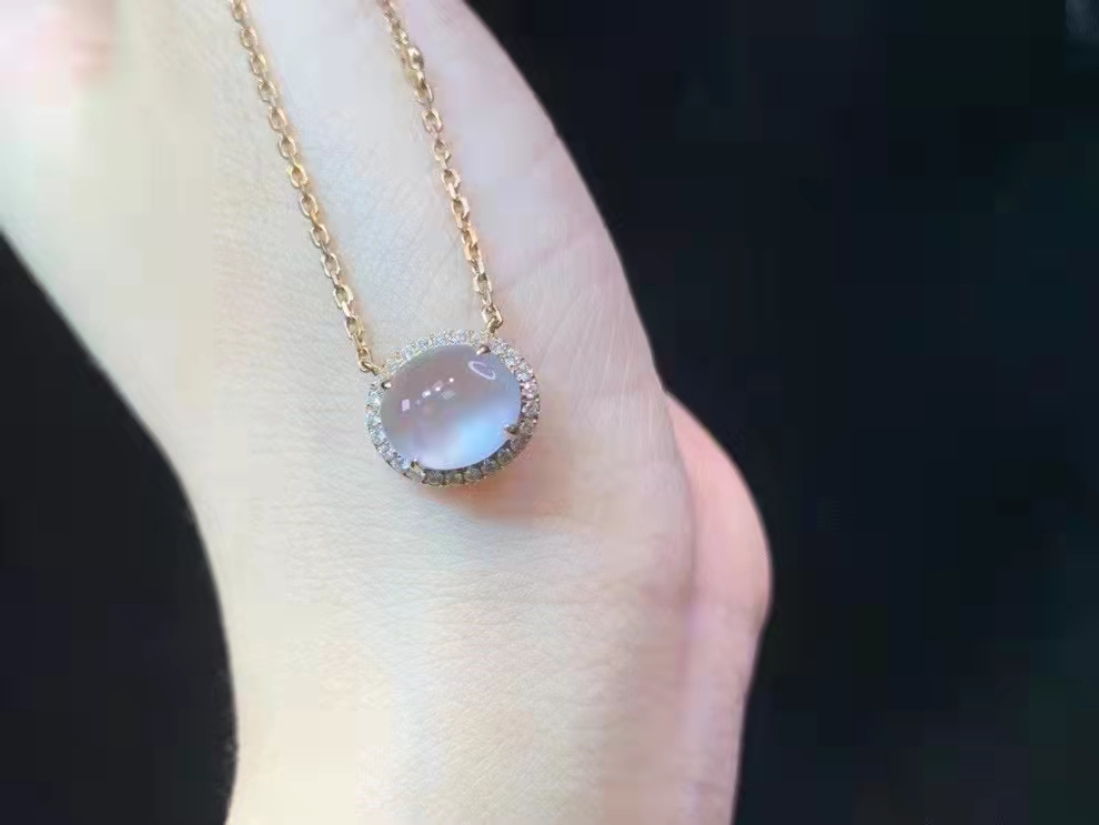 如何购买翡翠吊坠？