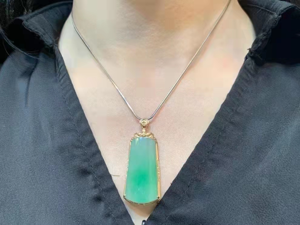 如何挑选翡翠无事牌？