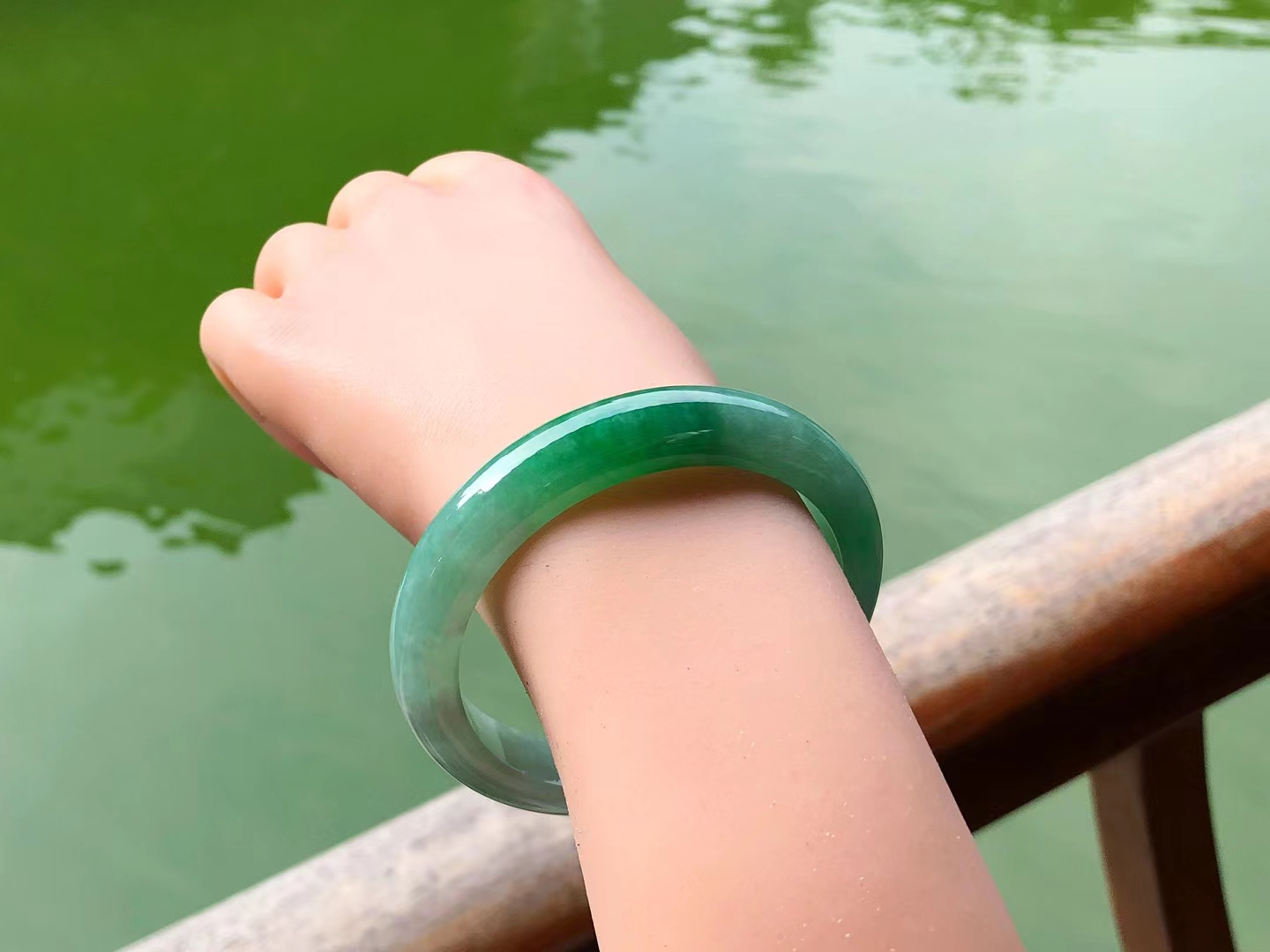 翡翠手镯怎么养才通透？戴多久会变通透？翡翠常识了解下