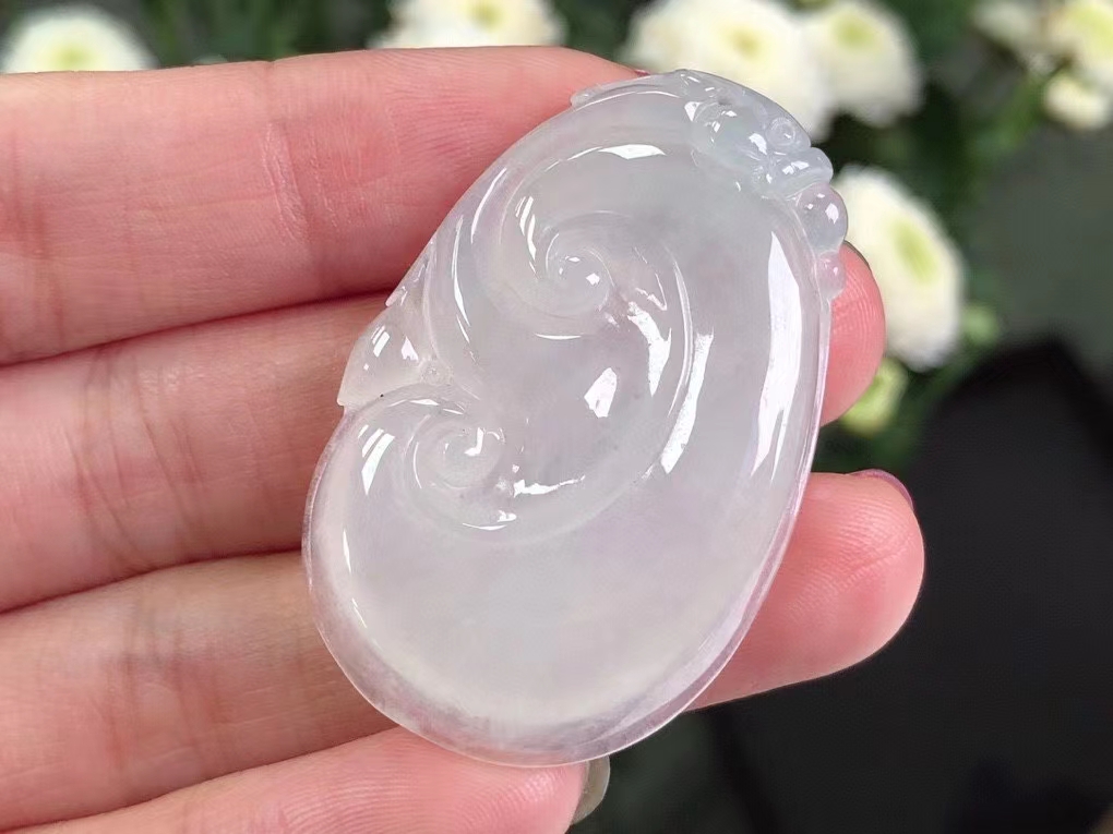 翡翠的保养是不可或缺的，那该如何保养翡翠呢？