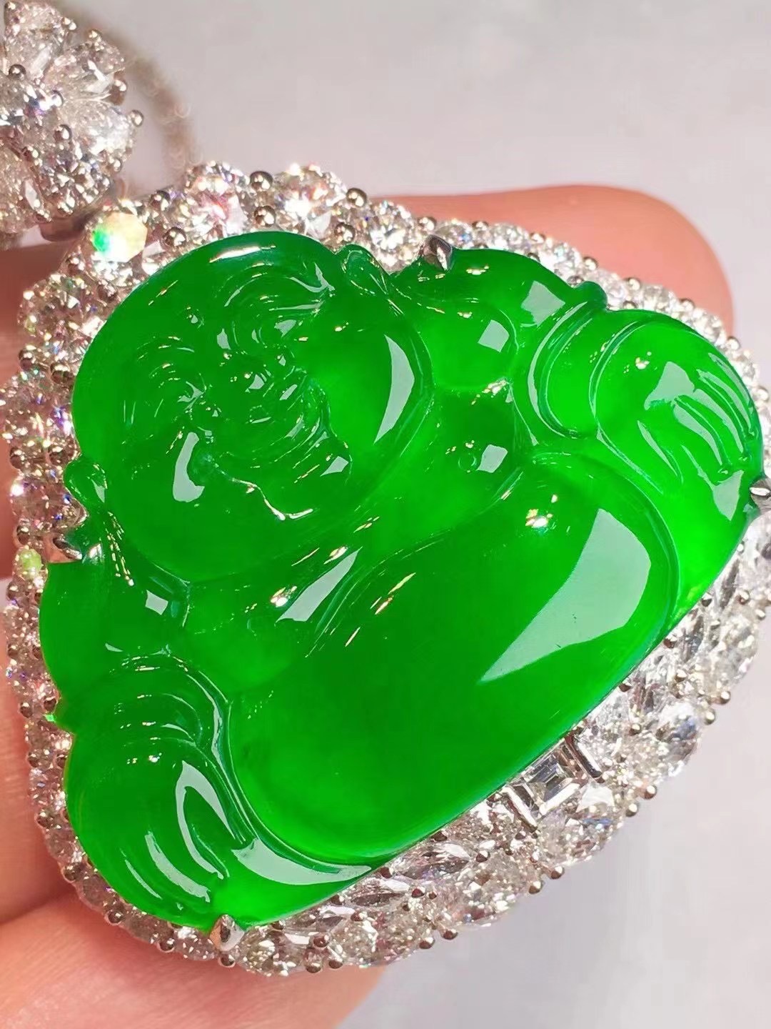 翡翠佛公是翡翠在市场上的头牌明星，站佛和坐佛两者该怎么挑选呢？