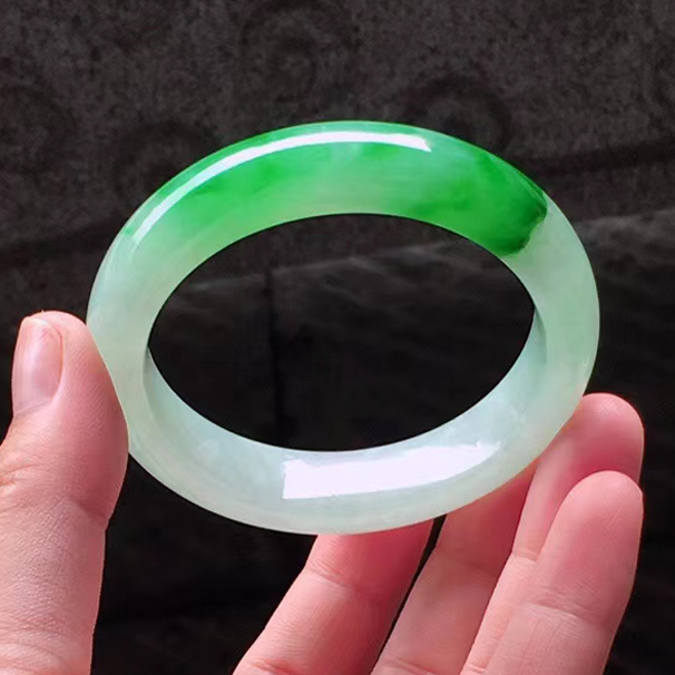 阳绿翡翠手镯正圈，尺寸：51-13-8mm 冰透清爽，色泽鲜辣夺目 姿态优美流畅。