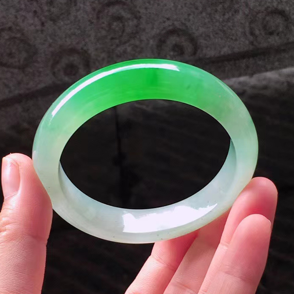 阳绿翡翠手镯正圈，尺寸：54.5-13-7.5mm 温润水灵，鲜艳亮眼 魅力蕴含。性价比高！