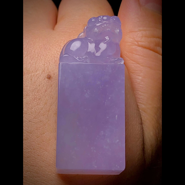 紫罗兰翡翠，翡翠冰紫灵狮献瑞印章， 尺寸：46.5-19.5-13.5mm， 重量：31.75g， 耳朵处有孔， 中五价