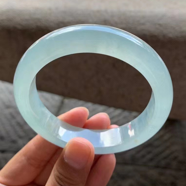 【白冰底色正圈】 大圈口：60-14.4-9.2  有小瑕疵，在内侧！种水均匀显质感、白冰大圈简洁动人又大方！