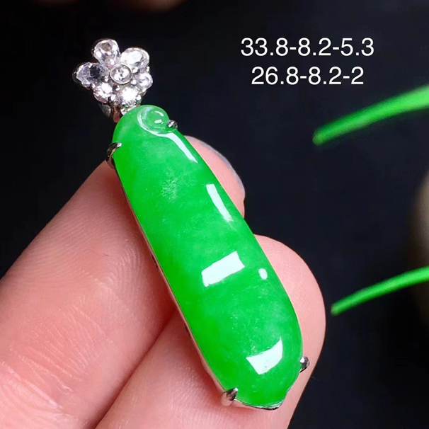 满绿翡翠福豆吊坠，经典大方，18k金伴钻，配送银链，无纹裂。 特价：9800