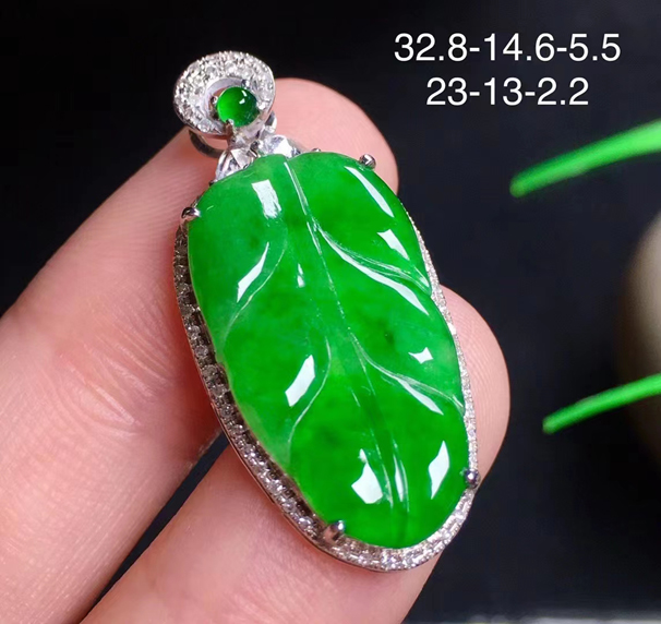 满绿翡翠叶子吊坠，经典大方，18k金伴钻，配送银链，完美 无纹裂 特价：12800