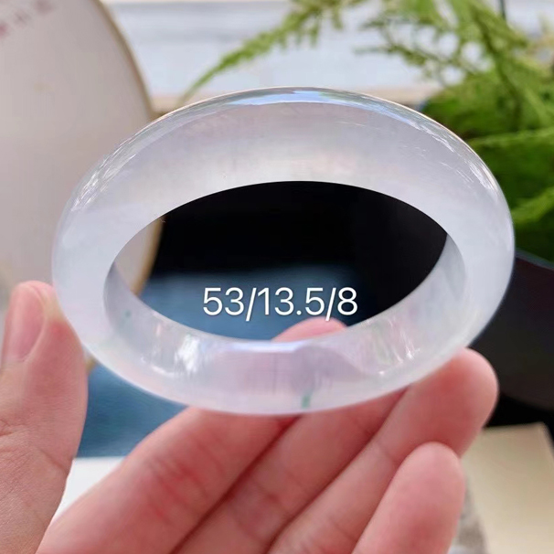 高冰飘花翡翠正圈手镯 圈口：53/13.5/8mm 高品质料，玉质冰透起光，刚性强，飘花优雅多姿，宛如在水中起舞，上手效果杠杠滴，完美无裂纹。