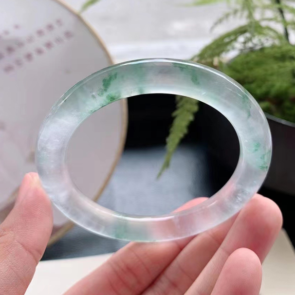 高冰飘花翡翠圆条手镯 圈口：54/8.6/9.2mm 品质料，玉质冰透见底，刚性十足，飘花灵韵生动，十分优雅显气质，完美无裂纹。
