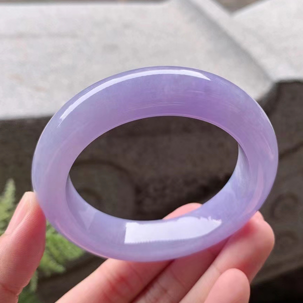 满紫翡翠正圈手镯 圈口：54/13.8/10.6mm 绚丽高贵的满紫效果，玉质润，紫意均匀，散发着一种端庄高贵的气质，版型饱满厚装，完美无裂纹。