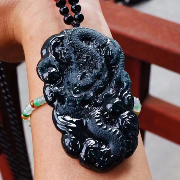 极品墨翠龙牌，       龙自古以来是中华民族的吉祥图腾，龙是九五至尊，四灵之首，象征着尊贵、权利。龙与玉结缘，龙文化的精髓与神韵体现得淋漓尽致，美轮美奂。佩戴把玩龙牌，寓意平步青云、飞黄腾达。尺寸