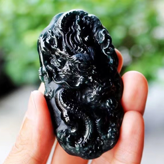 精品墨翠龙行天下，龙牌。佩戴翡翠龙牌，也可以手把玩，是象征着繁荣的事业，平步青云、飞黄腾达。尺寸：75×38.8×14.5mm！ 特价：6880元，