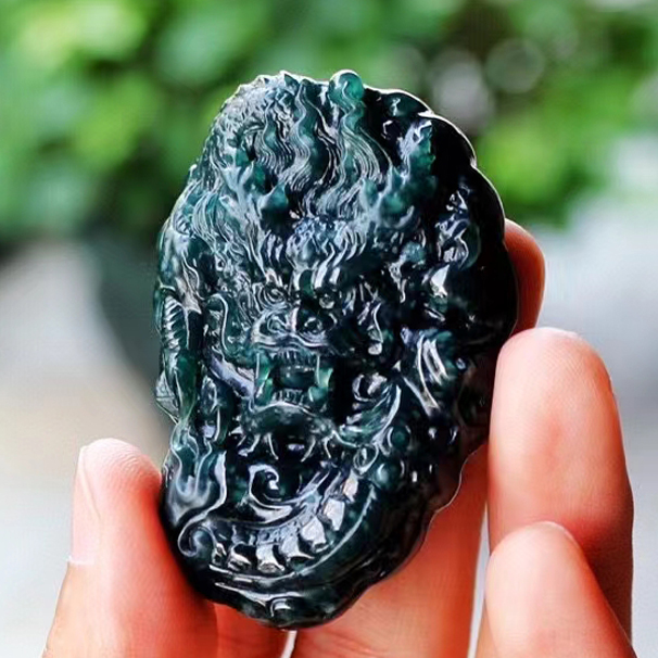 精品墨翠高品质龙牌，古时候人们也把龙称为寿龙，寓意万寿无疆。长者佩戴翡翠龙不仅得益于玉质的保养，同时也能像龙一样长寿，精神充沛。尺寸：58.8×40×13.5mm！ 特价：7800元，