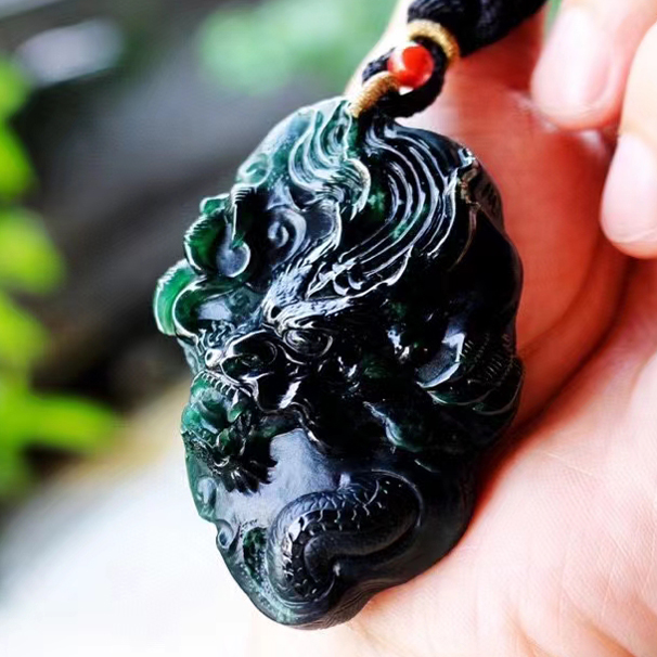 佩戴收藏墨翠龙牌 正面刻有神龙，一丝一缕无不倾心倾情，气韵生动，栩栩如生，寓意事业成功、学业有成。尺寸：64.8/43.2/18.2mm 特价：8999元。