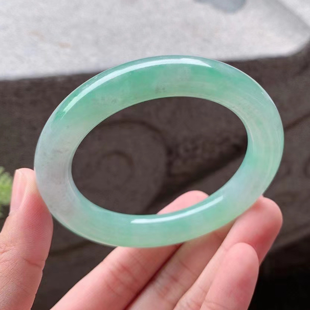 温润绿底圆条翡翠手镯 圈口：55/10.5/10.5mm