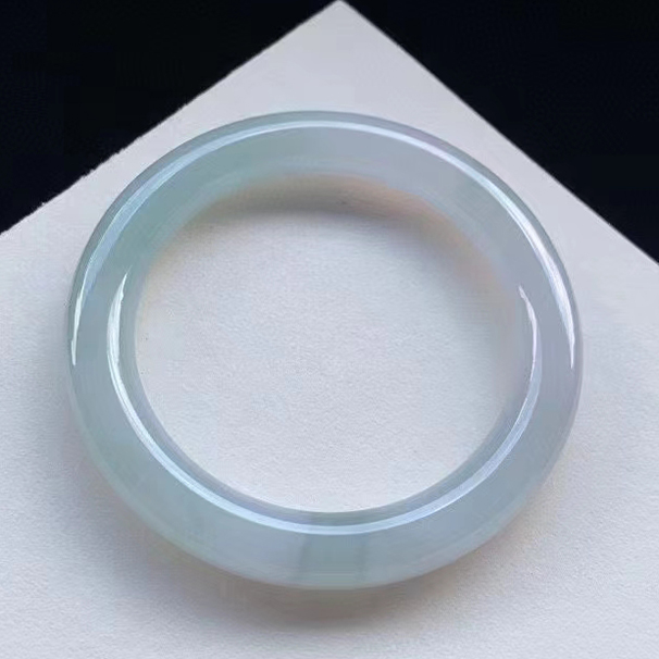 冰飘花圆条翡翠手镯 圈口：55-9.4  特价：3.2万