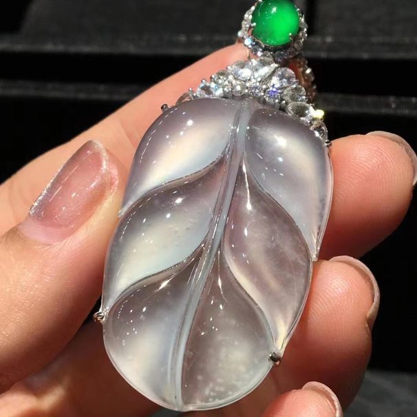 高冰种翡翠大叶子 裸石：36 23.7 3.8mm 特价：49999不议 又白又纯，刚性好