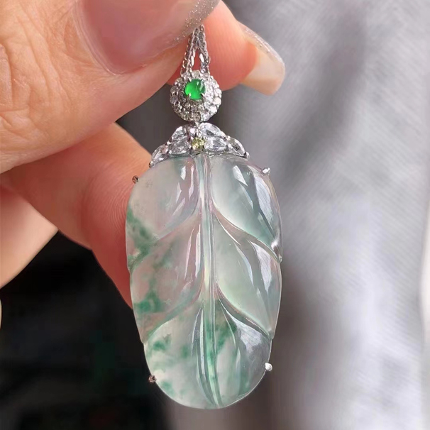 冰种飘花翡翠叶子  特价：11800 完美 精品质量 种水一流  整体：18.3*39.6*6.6 裸石：18.3*28.8*4.7