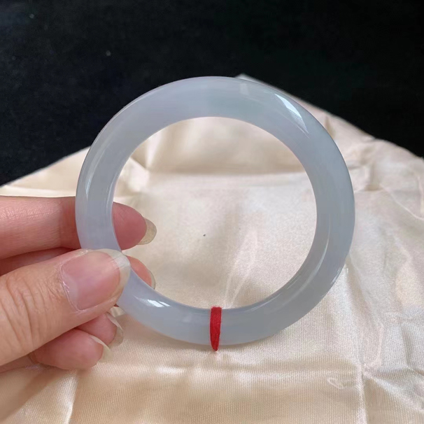 冰种圆条手镯  尺寸：52.6/9.2/9.1 自然光拍摄的，无色差   特价：8800