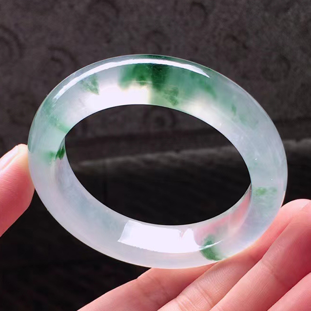 高冰种翡翠飘花手镯 正圈：53-14-9 品质透，荧光胶感强 飘花清澈活泼。