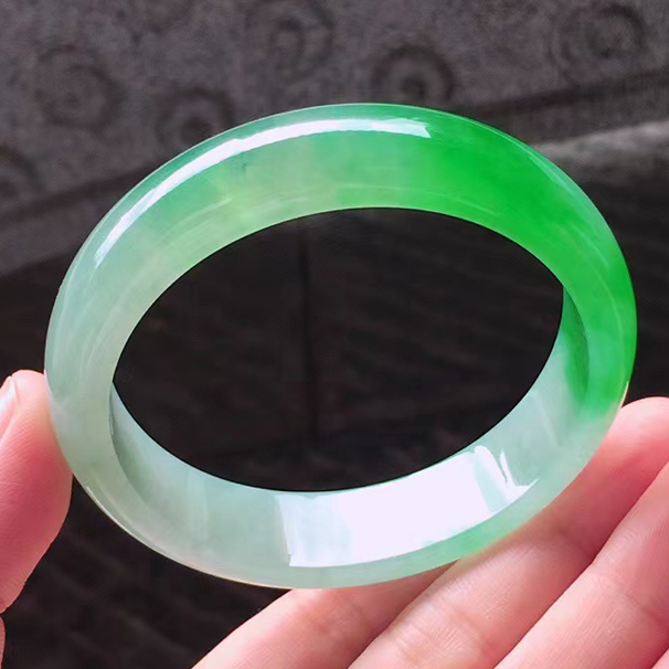 高冰种翡翠阳绿翡翠手镯 正圈：57.5-14.5-7 中六价 种水冰润，鲜艳浓郁。