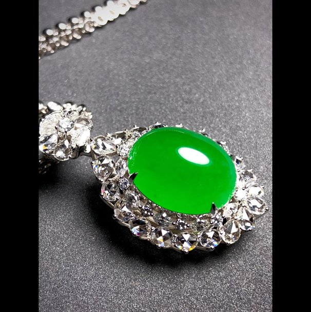 精品绿蛋面吊坠， 裸石：19.2-16.2-10mm， 整体：43.5-26-17.5mm， 单吊坠16.15mm， 18K金伴天然钻石镶嵌， 小六价