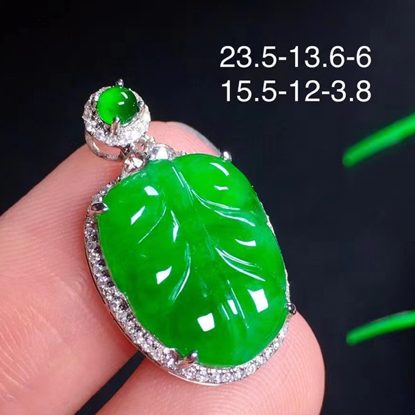满绿翡翠叶子吊坠，形状很饱满，经典大方，18k金伴钻，送银链，无纹裂。 特价：7800