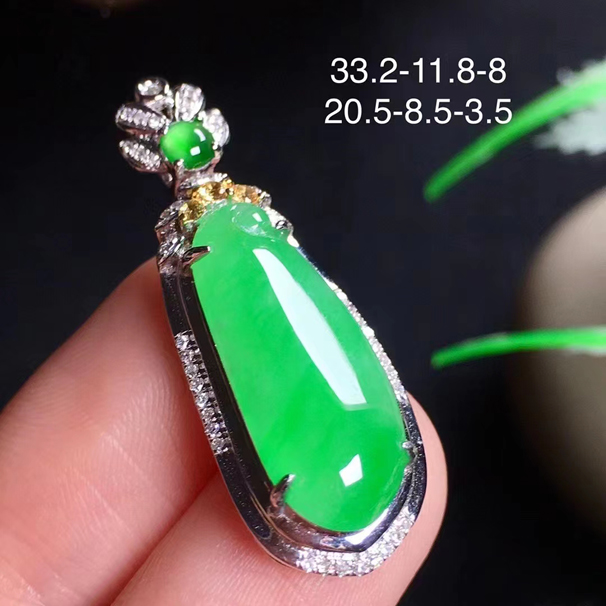 满绿翡翠福瓜吊坠，饱满规整，颜色翠，18k金伴钻，送银链，无纹裂。 特价：9980