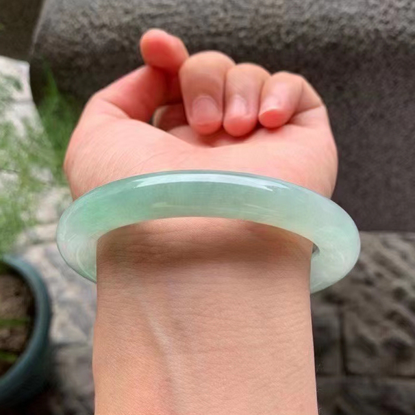 冰绿翡翠圆条手镯 圈口：56.6-9.8 特价：3.68万