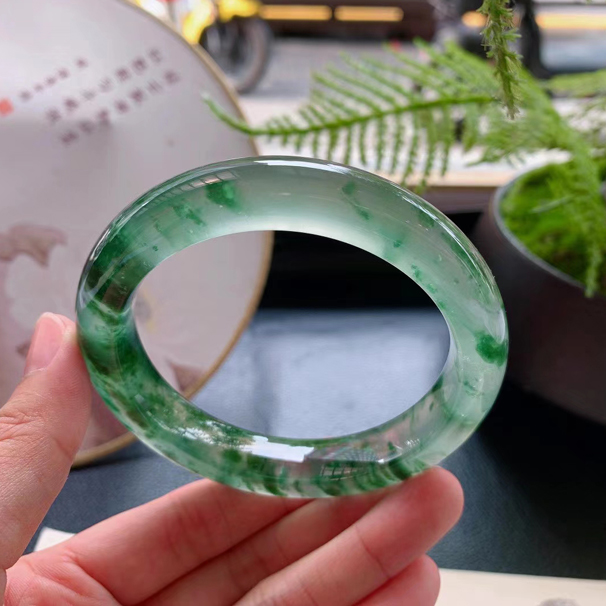 大圈高冰飘花正圈 高端品质料，玉质冰透，整圈泛起强光，刚性十足，飘花曼妙多姿，充满意境美，上手端庄优雅，微细小线末图可见。 圈口：61/12.8/10.3mm 价格：价私