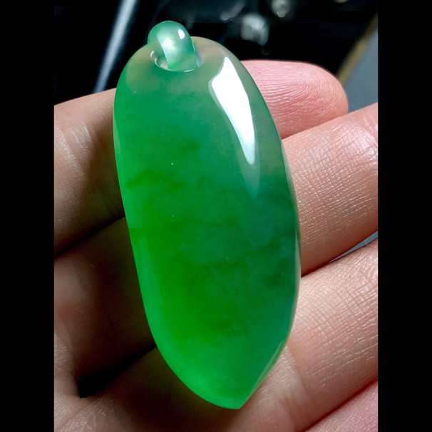 绿花精品翡翠福瓜， 高品质翡翠料子， 尺寸：51.5-22-10mm， 重量：20g， 小六价