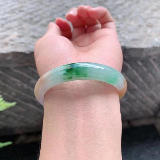 三彩翡翠手镯正圈 52.8/11.2/6.9mm 美丽的色彩搭配，色泽亮丽清新，动人心弦，水润润的质地，喜询