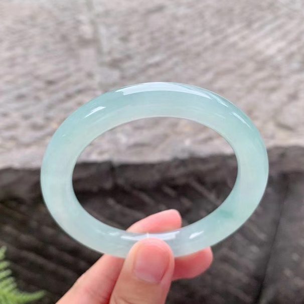 冰晴翡翠圆条手镯 53.9/9.8/9.5mm 种水冰润，润感十足，晴水亮丽清新，十分赏心悦目，无裂纹。中万