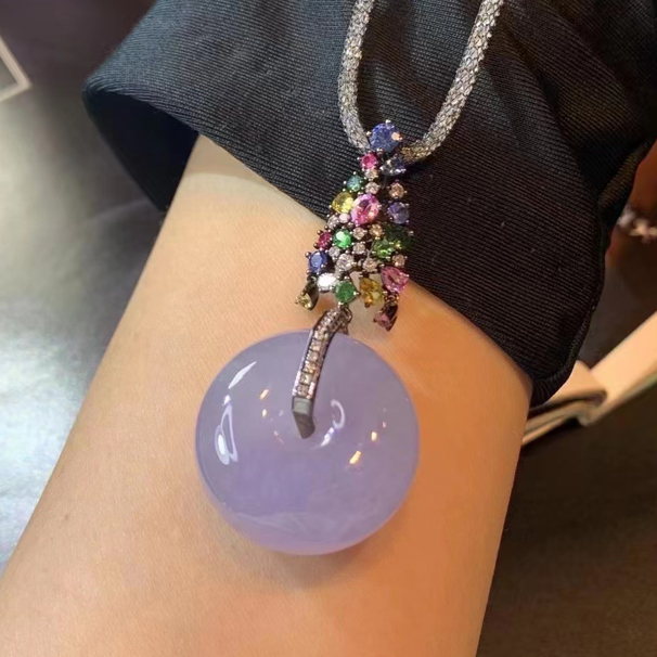 推荐这枚肥嘟嘟紫扣 爱了爱了这厚度~ 搭配乌金设计～ 显得更有女人味。 裸约24*12.5MM 性价比推荐