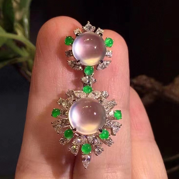 玻璃种精品翡翠蛋面吊坠 “小灯泡 ”白净冰透 光感超强  精致的设计款式 搭配木纳品质的小绿蛋 佩戴上身效果一级棒 魅力无限[强]