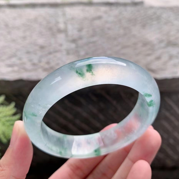 高冰翡翠飘花手镯正圈 玉质通透明亮，质地清澈水润，荧光四溢，飘花轻盈飞舞，活灵活现，无裂纹。 圈口：57/14.6/8.9mm 价格：小七价