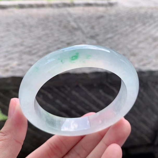 冰飘绿翡翠手镯正圈 种水佳，质地干净清爽，起荧光，飘绿清新娇艳，优雅多姿，上手高贵端庄，无裂纹。 圈口：57.2/12.7/9.7mm 价格：小六价