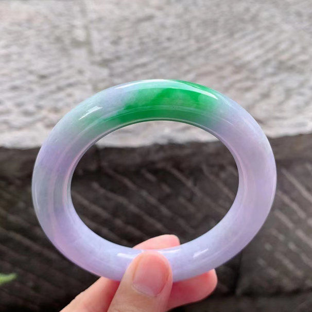 春彩翡翠手镯圆条 玉质细腻温润，粉紫底浪漫温馨，一处阳绿楚楚动人，上手高贵华丽，无裂纹。 圈口：53.7/9.8/10mm 价格：小六一开