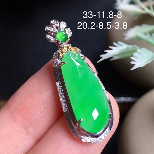 满绿福瓜吊坠，经典大方，18k金伴钻，配送银链，完美，无纹裂。 10800