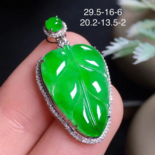 满绿叶子吊坠，经典大方，18k金伴钻，配送银链，无纹裂。 19800