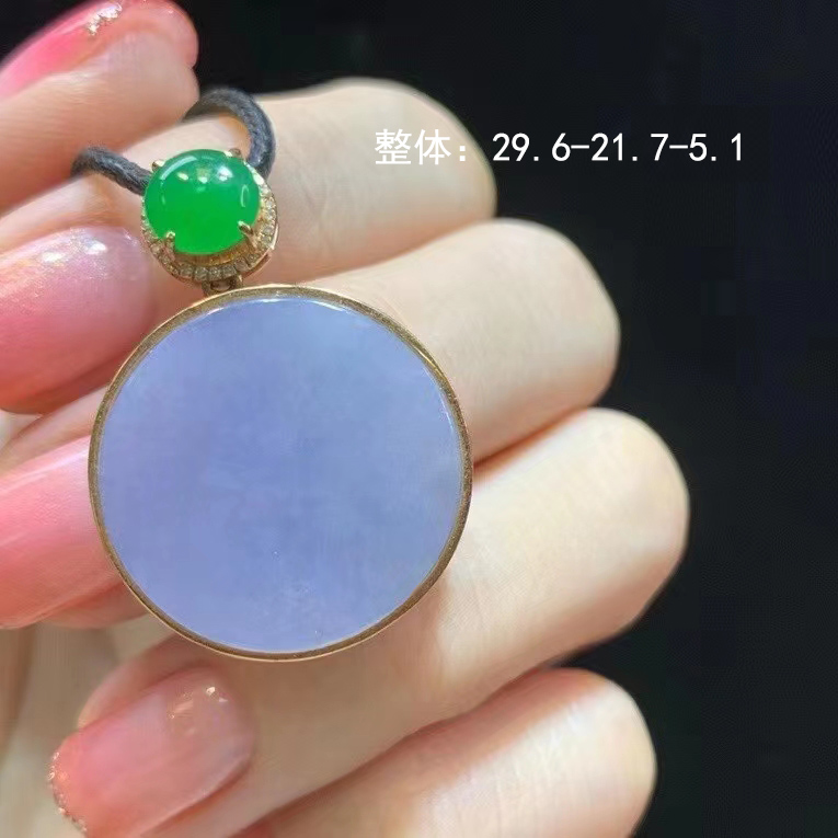 紫罗兰圆牌吊坠  种色都12800   性价比很高  配的绿小蛋面都可以做个戒指了~