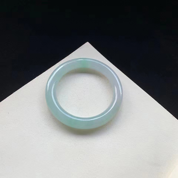 【冰晴绿翡翠圆条手镯】4.28万 圈口 55.5-10.2  这种清新的调调真的太讨人喜欢了