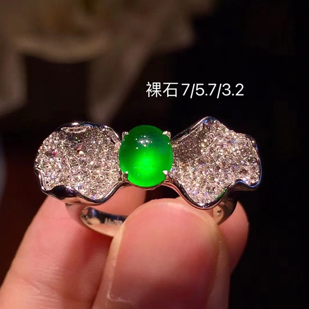 荧光绿翡翠蛋蝴蝶戒 款式秀气时尚 五位数~