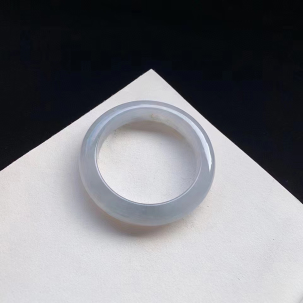 高冰翡翠雪花棉翡翠正圈手镯  圈口55-12.8-9.6mm 批发价： 6.68万 喜欢这种感觉的不要错过了~
